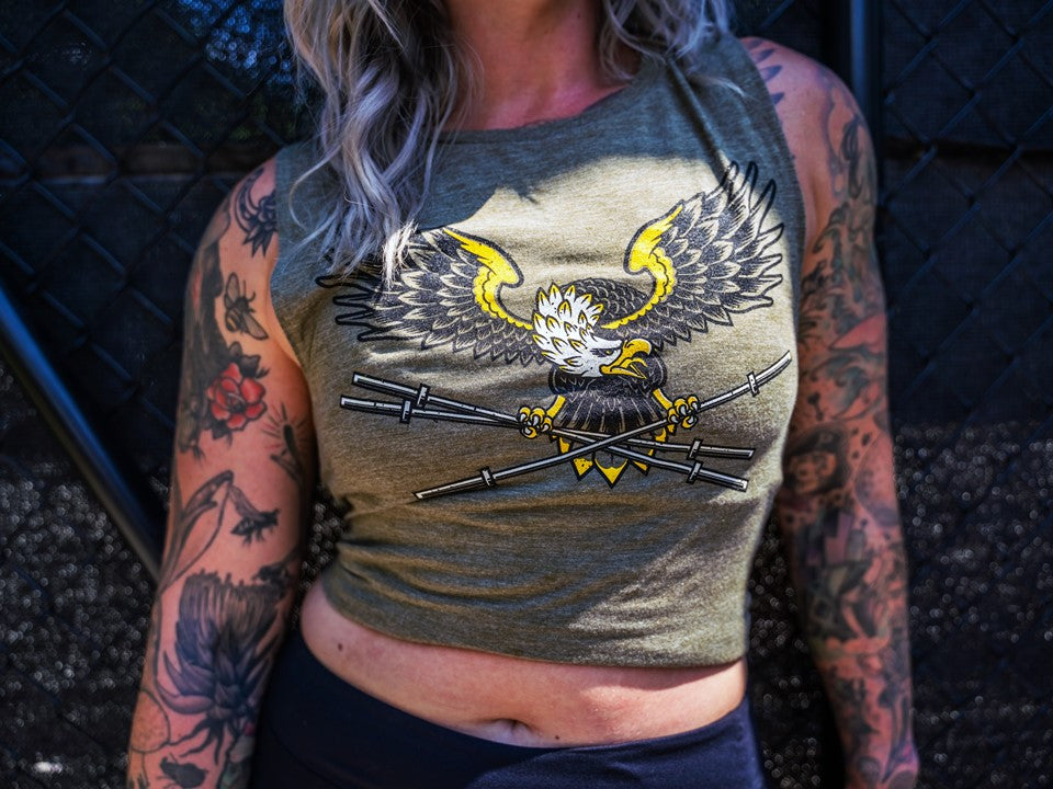 A close of an screen printed eagle holding barbells. 